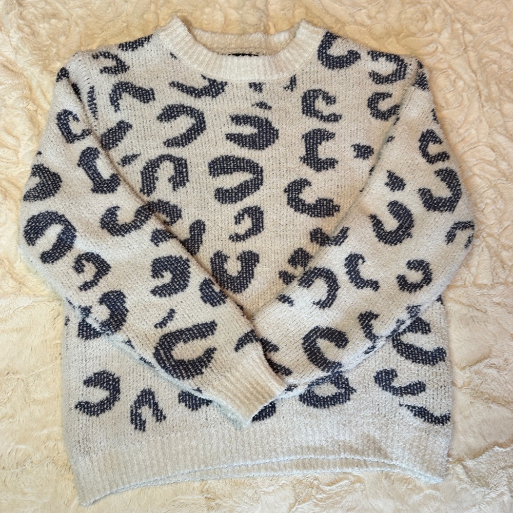 Soft, plush, cozy, jammy set. Leopard. White and blue